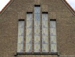 De verticale vensters in de voorgevel.
              <br/>
              Gert-Jan Lobbes, 2016